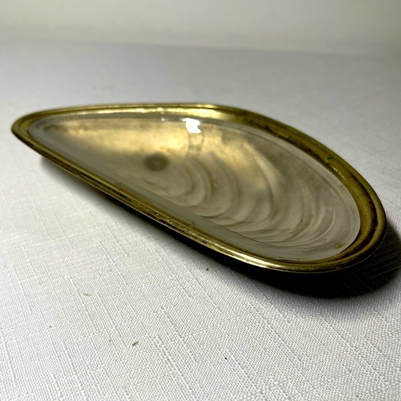 Vintage decorative shell trinket dish. Nickel outside and glass inset - Picture 1 of 4